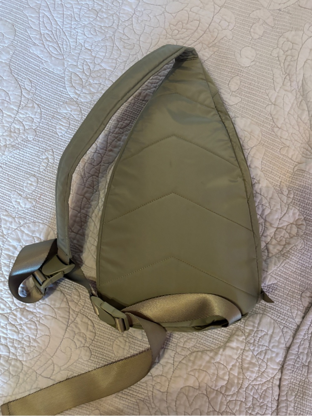 Vera Bradley Olive Quilted Ultralight Essential Sling Backpack New - Picture 4 of 4